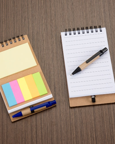 Bloco de Anotações com Post it e Caneta